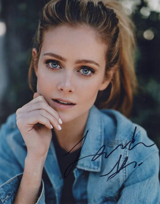 Hannah Godwin autograph