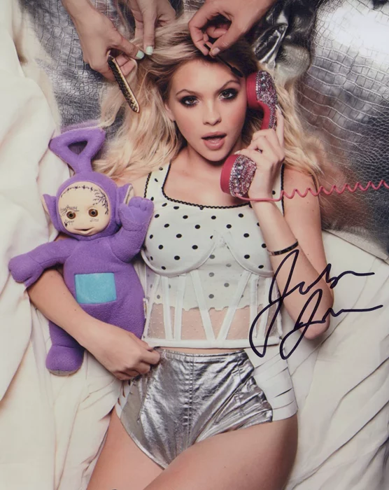 Jordyn Jones autograph