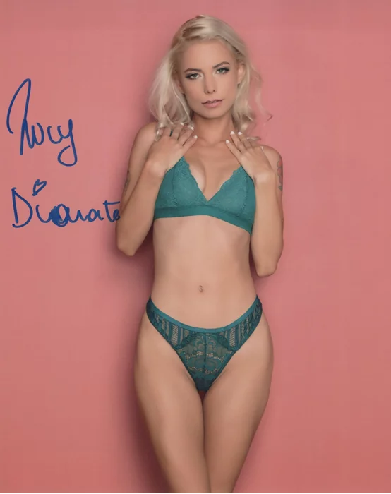 Lucia Diamante autograph