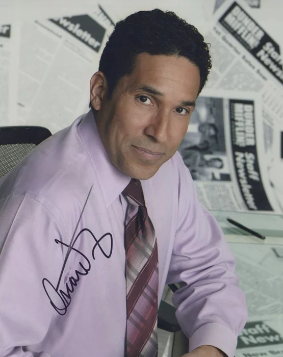 Oscar Nunez autograph