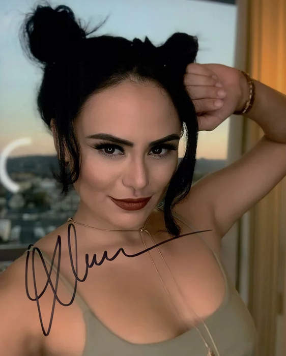 Geraldine Moreno autograph