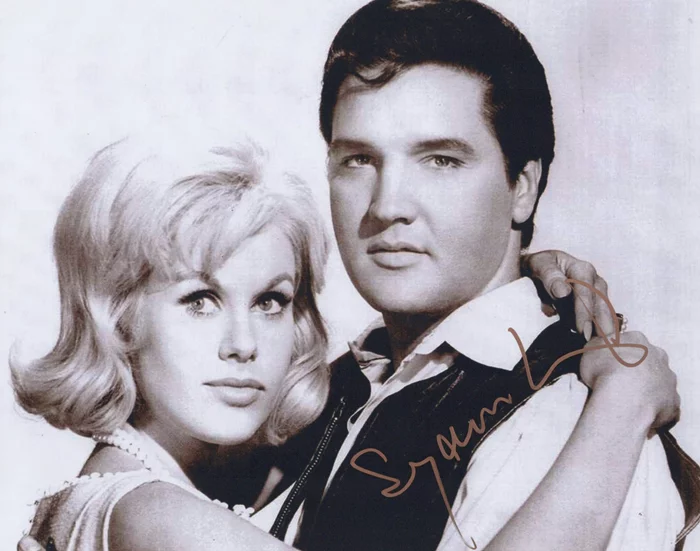 Suzanna Leigh autograph
