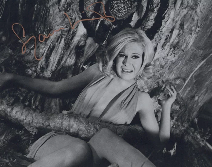 Suzanna Leigh autograph