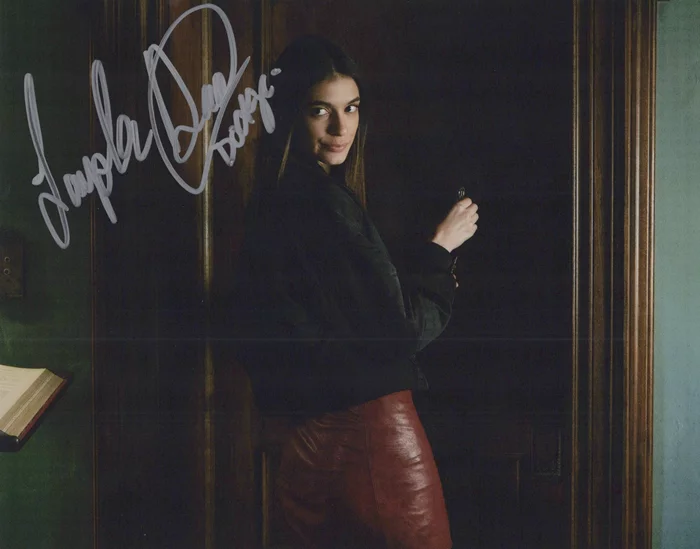 Laysla De Oliveira autograph