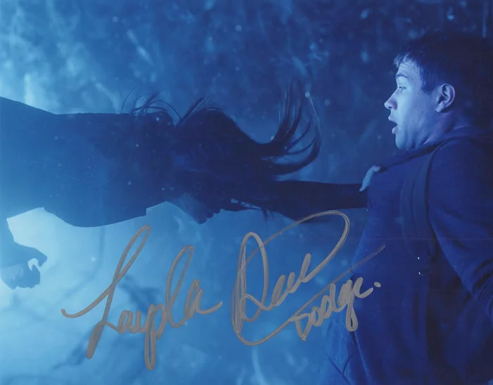 Laysla De Oliveira autograph