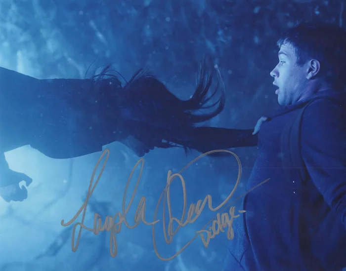 Laysla De Oliveira autograph