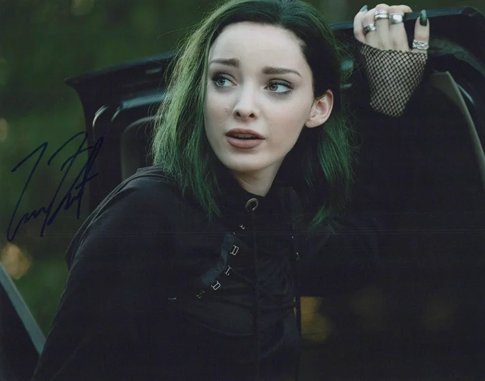 Emma Dumont autograph