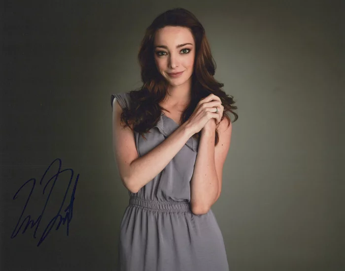 Emma Dumont autograph