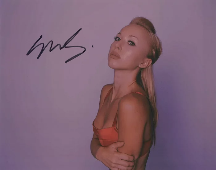 Sarah Marie autograph