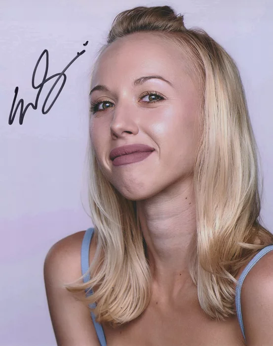 Sarah Marie autograph