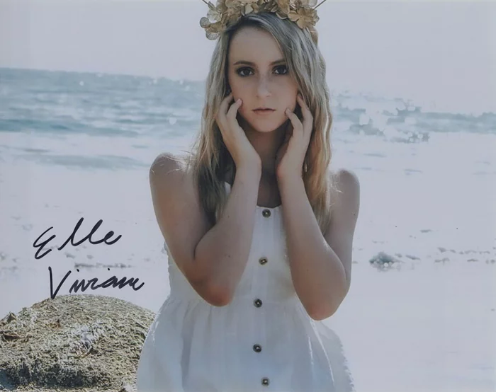 Elle Viviana autograph
