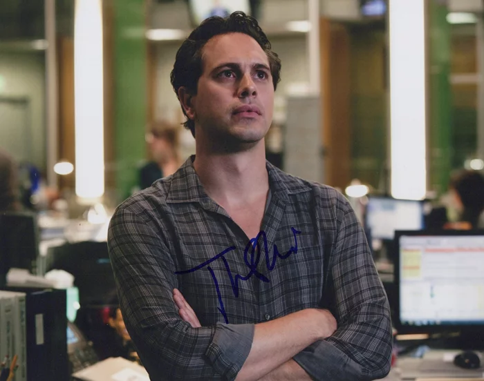 Thomas Sadoski autograph