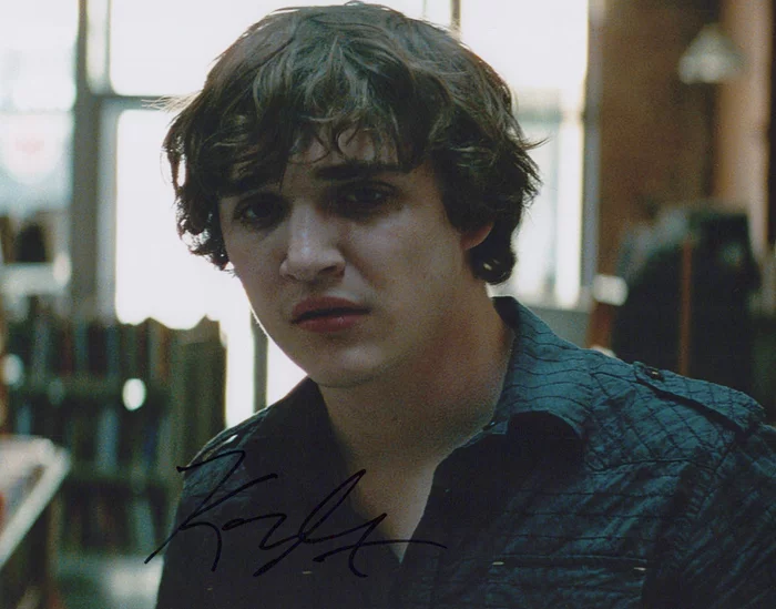 Kyle Gallner autograph