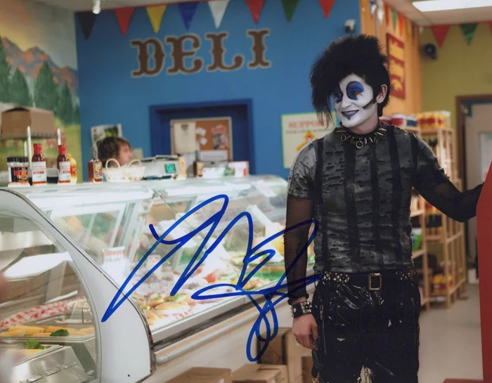 Lucas Neff autograph