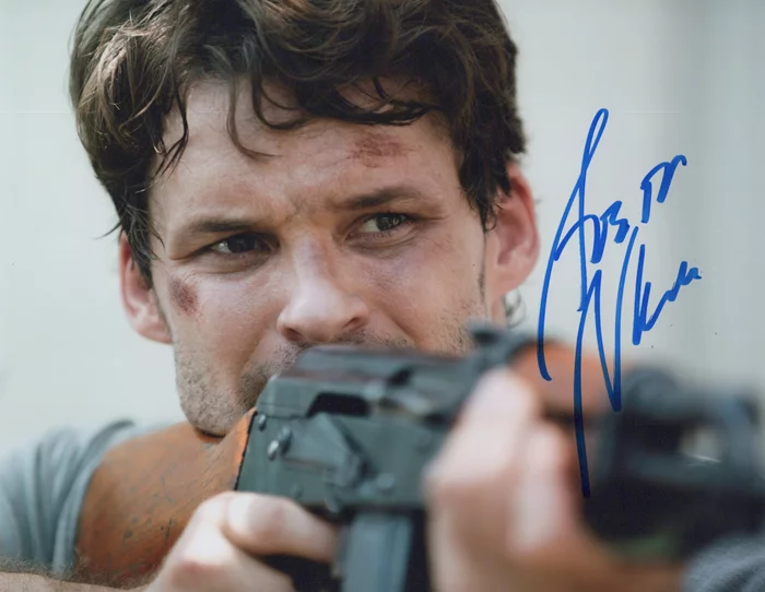 Austin Nichols autograph