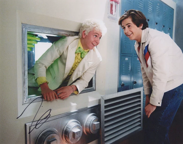 Nicholas Braun autograph