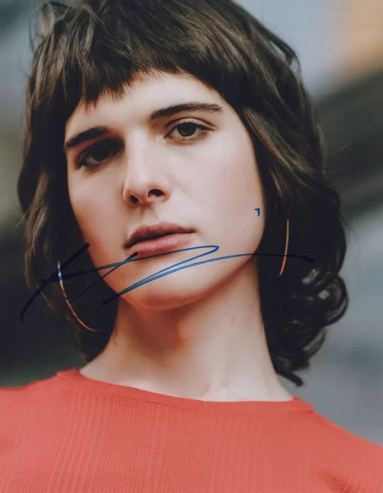 Hari Nef autograph