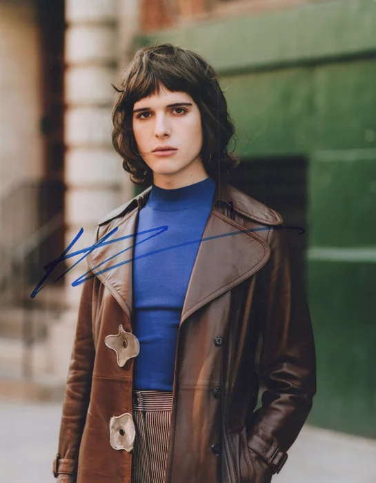 Hari Nef autograph