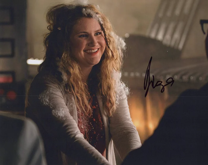 Jillian Bell autograph