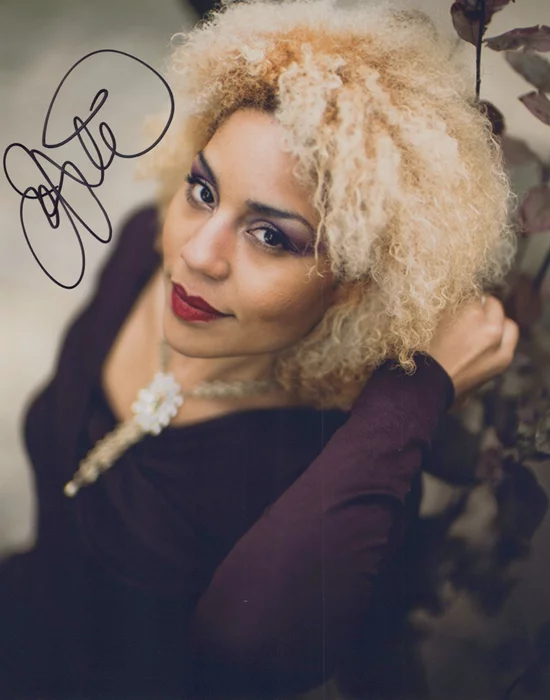 Joy Villa autograph