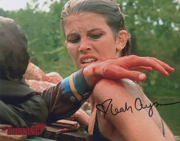 Leah Ayres autograph