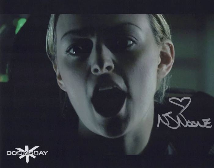 Nora-Jane Noone autograph