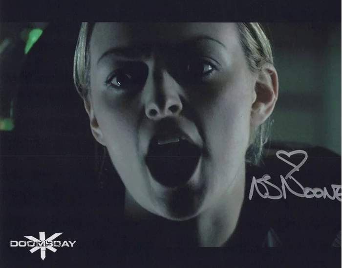 Nora-Jane Noone autograph