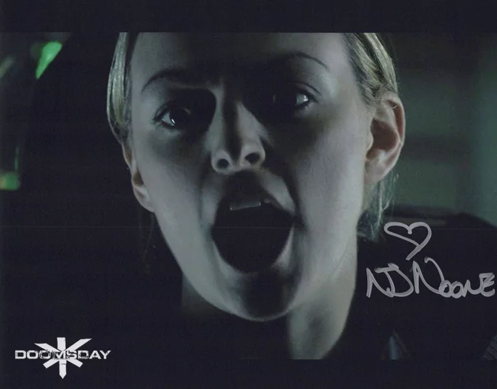Nora-Jane Noone autograph