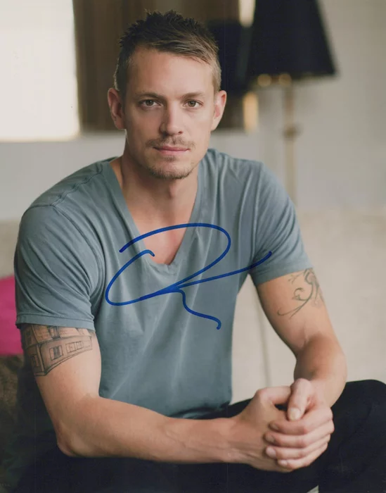 Joel  Kinnaman autograph