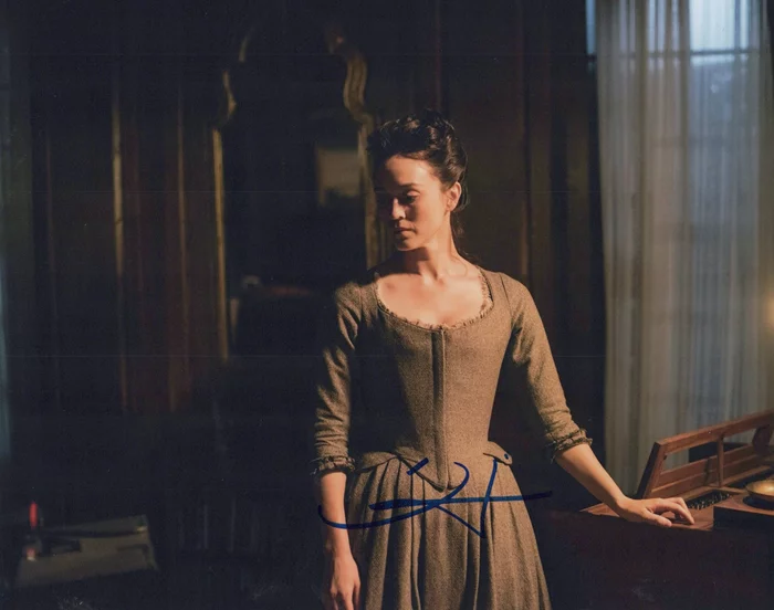 Heather Lind autograph