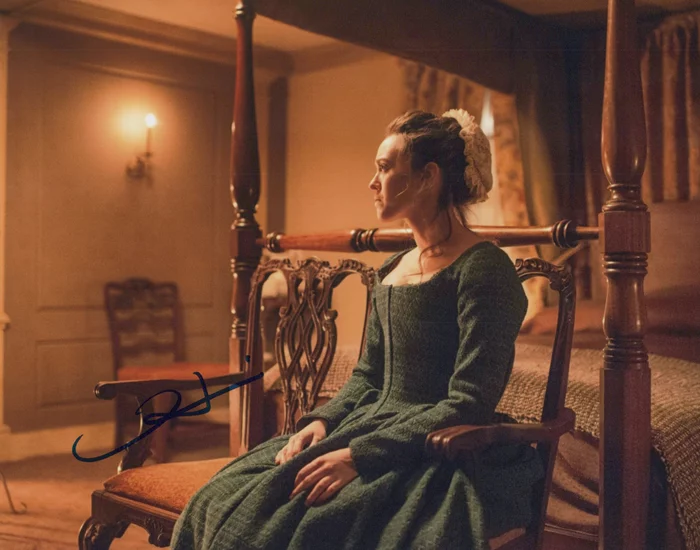 Heather Lind autograph