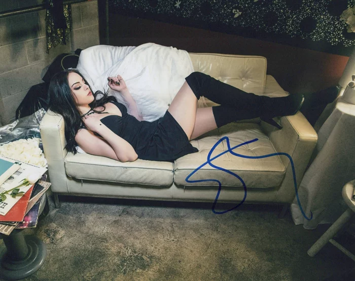 Elizabeth Gillies autograph