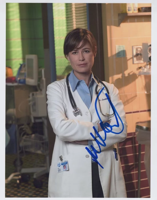 Maura Tierney autograph