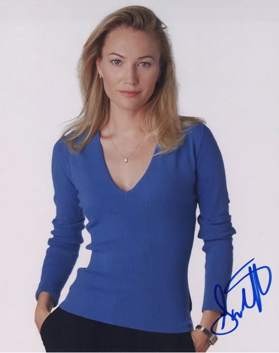 Sarah Wynter autograph