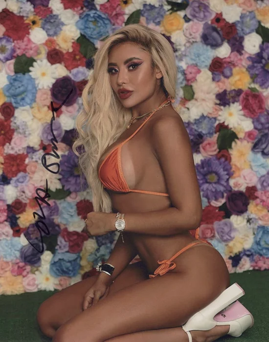 Lola Starr autograph