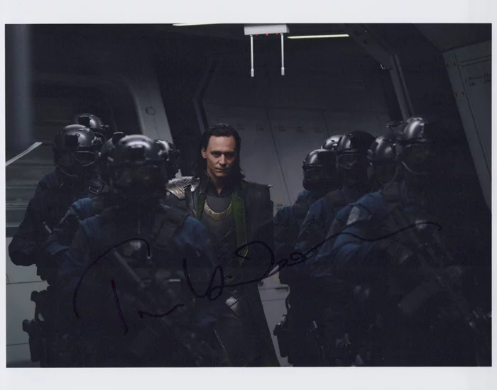 Tom Hiddleston autograph
