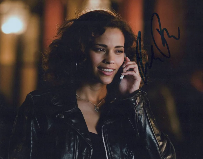 Paula Patton autograph