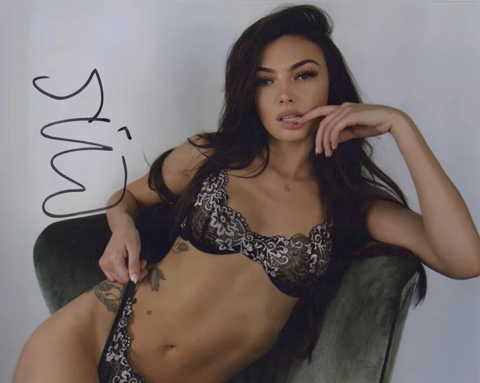 Stephanie Vino autograph