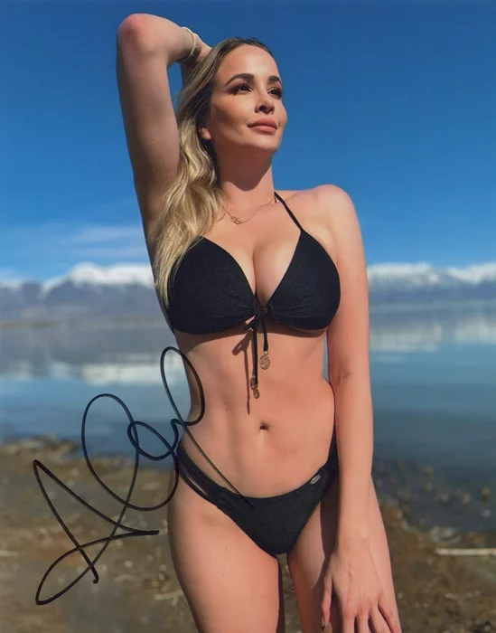 Alexandra Kyle autograph