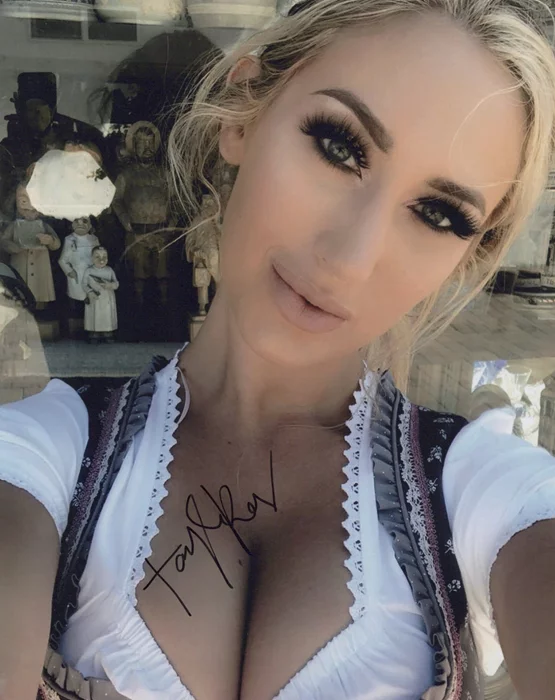 Taylor Ray autograph
