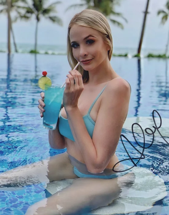 Alexandra Kyle autograph