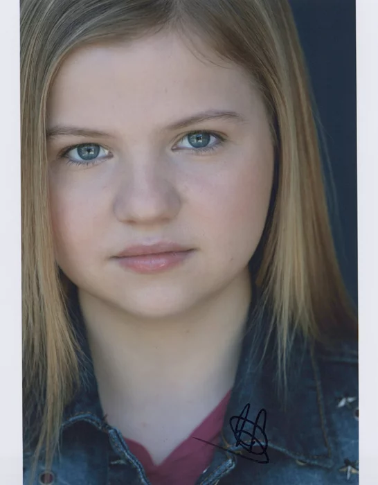 Hannah Swain autograph