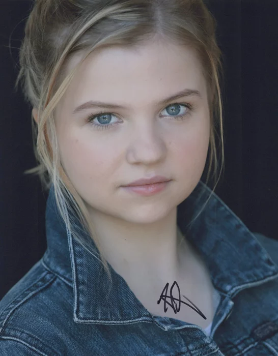 Hannah Swain autograph