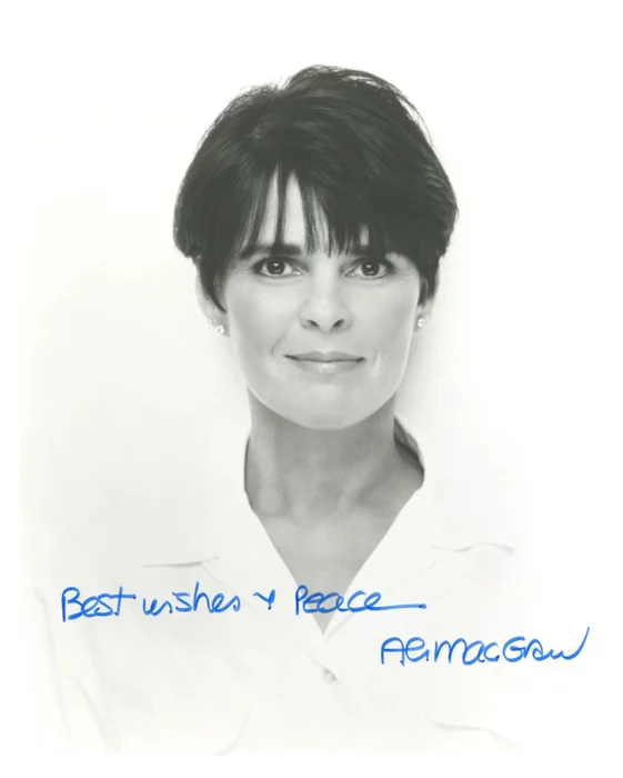 Ali MacGraw autograph