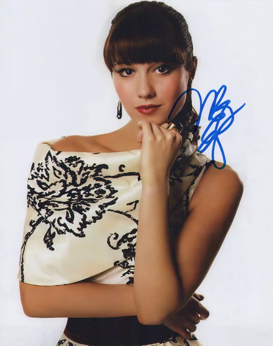 Mary Elizabeth Winstead autograph