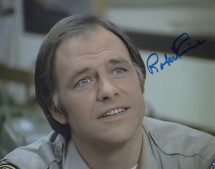 Robert Pine autograph