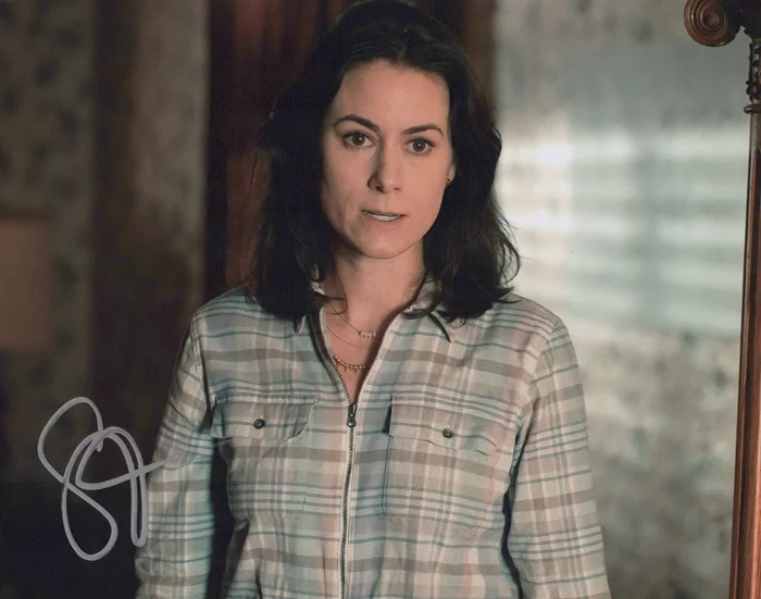 Sarah Voigt autograph