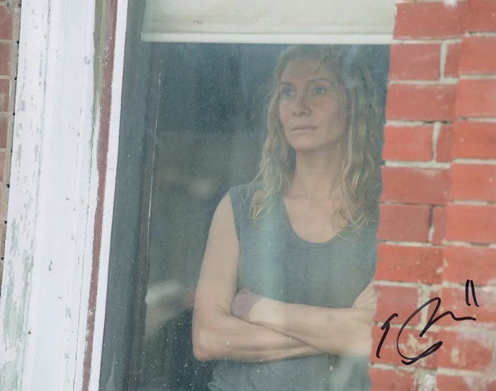 Elizabeth Mitchell autograph