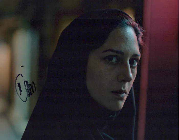 Zar Amir-Ebrahimi autograph