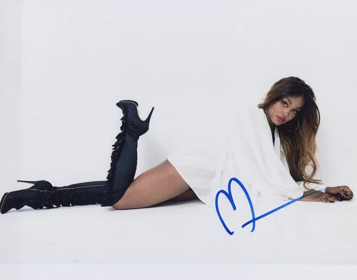 Maryam Basir autograph